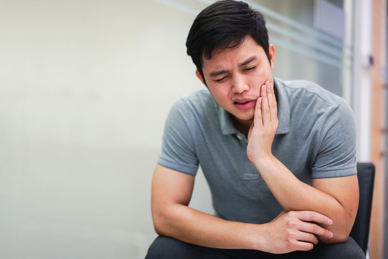 a dental patient suffering wisdom tooth pain.