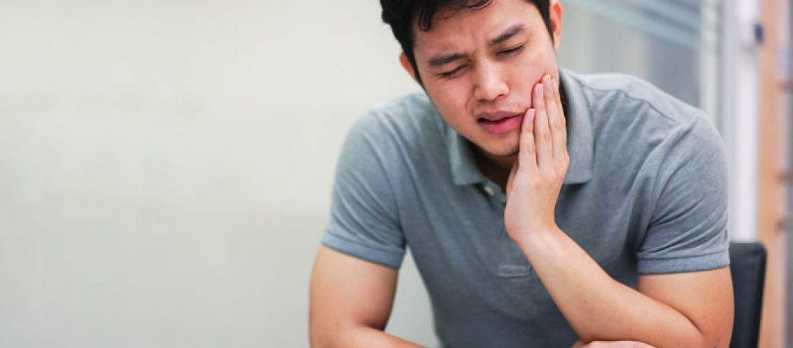 a dental patient suffering wisdom tooth pain.